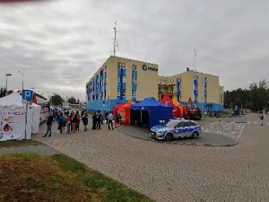 Widok budynku Komendy Miejskiej Policji w Ostrołęce i parkingu przed budynkiem, na którym trwa akcja krwiodawstwa