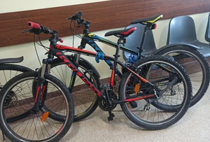 Na zdjęciu widoczne dwa odzyskane przez policjantów stojące w pokoju rowery