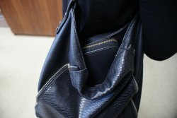 Zdjęcie przedstawia damską torebkę