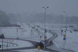 Zdjęcie przedstawia ulice Ostrołęki podczas opadów śniegu
