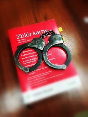 Kodeks karny - na nim leżą kajdanki
