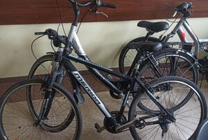 Na zdjęciu widzimy stojące w pokoju dwa odzyskane rowery