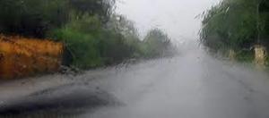 Na zdjęciu szyba czołowa auta podczas opadów deszczu
