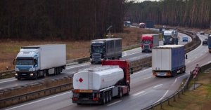 samochody ciężarowe jadące autostradą