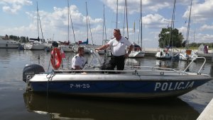 policjant na łodzi policyjnej na rzece Wisła