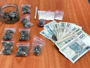 narkotyki poporcjowane i słoik szklany oraz kilkanaście polskich banknotów