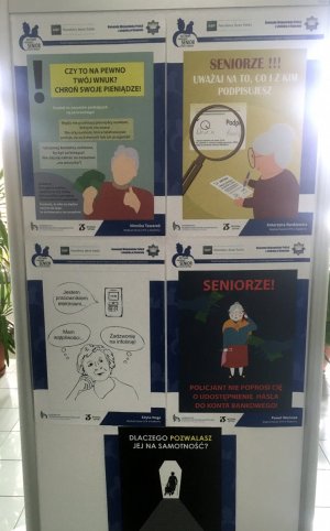 wystawa z plakatami promującymi bezpieczeństwo seniorów