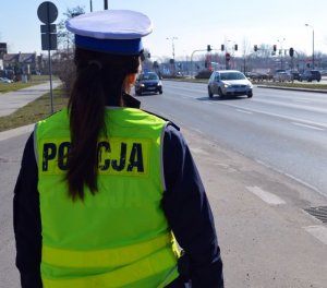 policjantka stoi na drodze