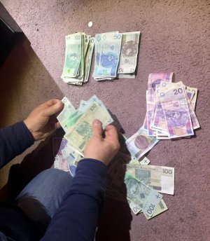 banknoty rozkładane na podłodze