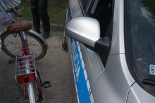 rower stoi przy radiowozie policyjnym