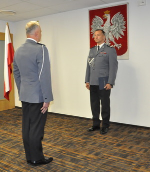 kom. Robert Nolbert składa meldunek Komendantowi Miejskiemu Policji w Płocku o przyjęciu obowiązków na stanowisku Zastępcy Komendanta