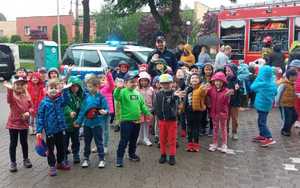 policjant i grupa dzieci