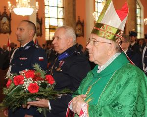 umundurowani policjanci w kościele podczas mszy świętej oraz Biskup Roman Marcinkowski