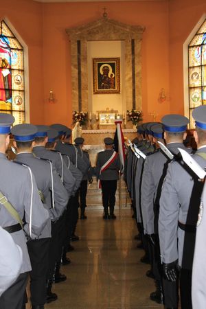 umundurowani policjanci w kościele podczas mszy świętej