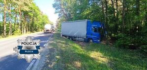 Na zdjęciu widać niebieski pojazd ciężarowy scania z naczepą, z rozbitą szybą, który wjechał do rowu i uderzył w drzewo.