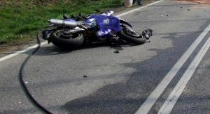niebieski motocykl rozbity na drodze po wypadku drogowym