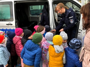 Umundurowani policjanci z dziećmi