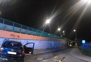 Nocny pościg ulicami Radomia zakończył się uderzeniem w wiadukt