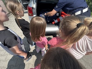 umundurowani policjanci z dziećmi