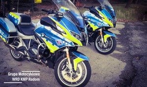 Zdjęcie poglądowe. Dwa zaparkowane motocykle z fluorescencyjnymi barwami.