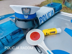 Na dachu radiowozu umieszczona czapka policyjna z białym pokrowcem, urządzenie iBlow oraz tarcza do zatrzymywania pojazdów.