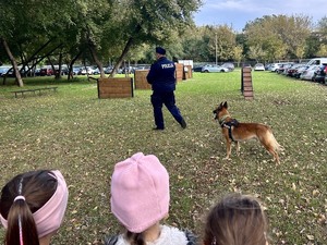 policyjny pies wraz z przewodnikiem podczas pokazu dla dzieci