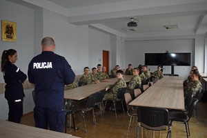 klasa mundurowa i dwoje policjantów podczas prelekcji o służbie w policji
