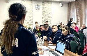 mieszkańcy wraz z policjantami podczas omawiania wniosków z debaty społecznej z czerwca 2022 roku