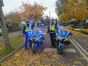 dwaj policjanci z drogówki stojący obok policyjnych motocykli
