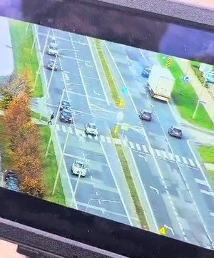 widok z ekranu drona, zarejestrowane wykroczenie w rejonie przejścia dla pieszych