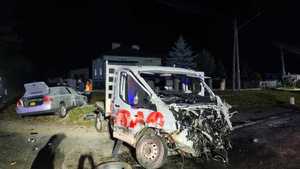 uszkodzone pojazdy po wypadku w Iłży, w tle biały bus i ciemna osobówka poza drogą