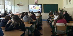 młodzież przedstawiona w klasie oglądająca film profilaktyczny dotyczący przemocy rówieśniczej