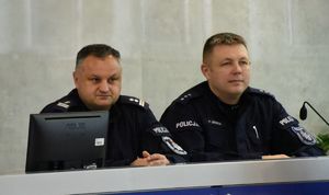 policjanci siedzący przy stole