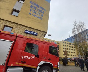 budynek komendy, obok wóz strażacki w tle ewakuowani policjanci i pracownicy