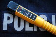 żółte urządzenie do badania stanu trzeźwości w tle napis POLICJA