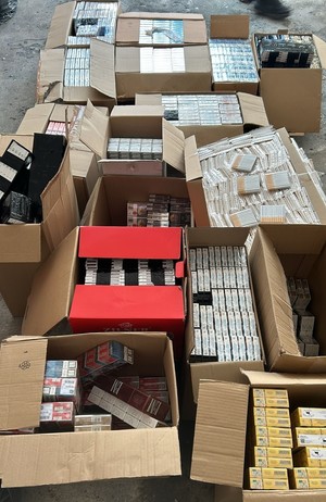 zabezpieczone paczki papierosów w pudełkach