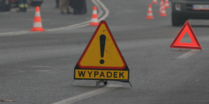 żółty znak drogowy  z napisem wypadek