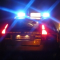 policyjny radiowóz z włączonymi światłami w nocy