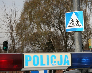 napis policja i znak drogowy oznaczający przejście dla pieszych