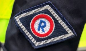 litera R na mundurze policyjnym