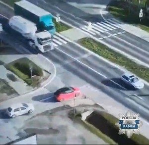 widok z policyjnego drona, w rejonie przejścia dla pieszych ciężarówka wyprzedza inną