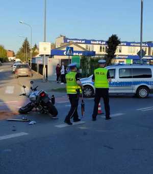 policjanci na miejscu wypadku z udziałem motocykle, w tle radiowóz