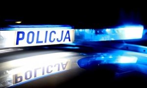 napis policja na radiowozie w nocy