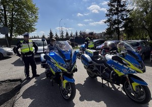 dwa motocykle i dwaj policjantów a obok dzieci