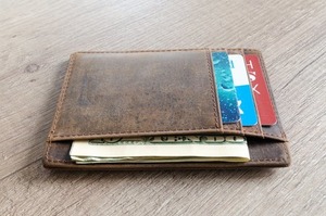 portfel z kartami bankowe
