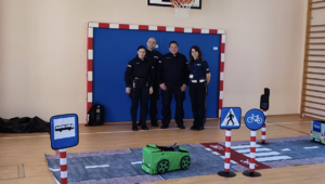 policjanci prowadzący spotkanie na sali gimnastycznej