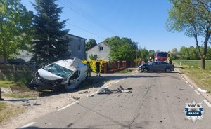 dwa rozbite samochody na miejscu zdarzenia, jeden poza drogą