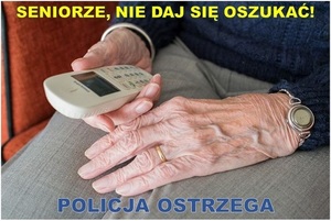 dłonie starszej kobiety i telefon komórkowy - napis seniorze nie daj się oszukać