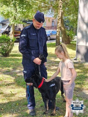 policjant z psem służbowym i jedna z uczennic