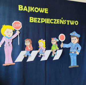 przygotowana wystawa szkolna z napisem promującym akcje bajkowe bezpieczeństwo wycięte literki